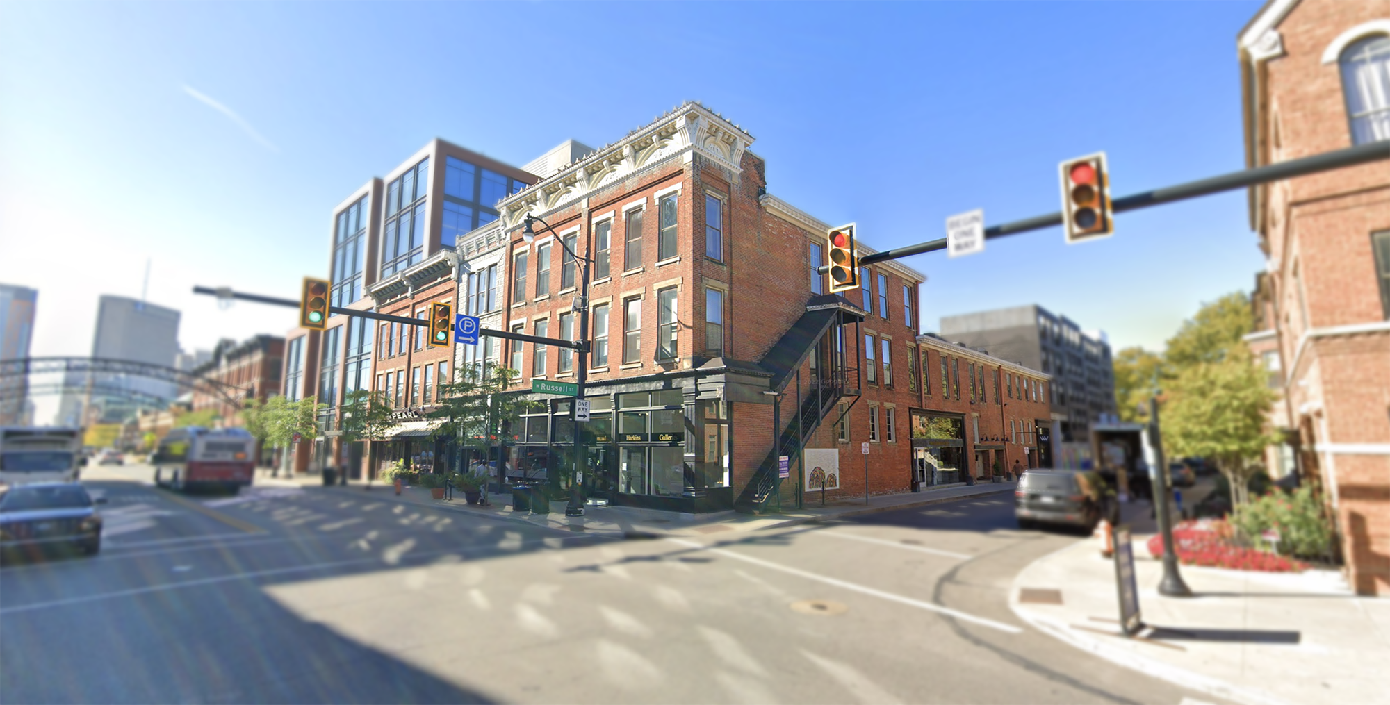 A street corner with a traffic light and a building.