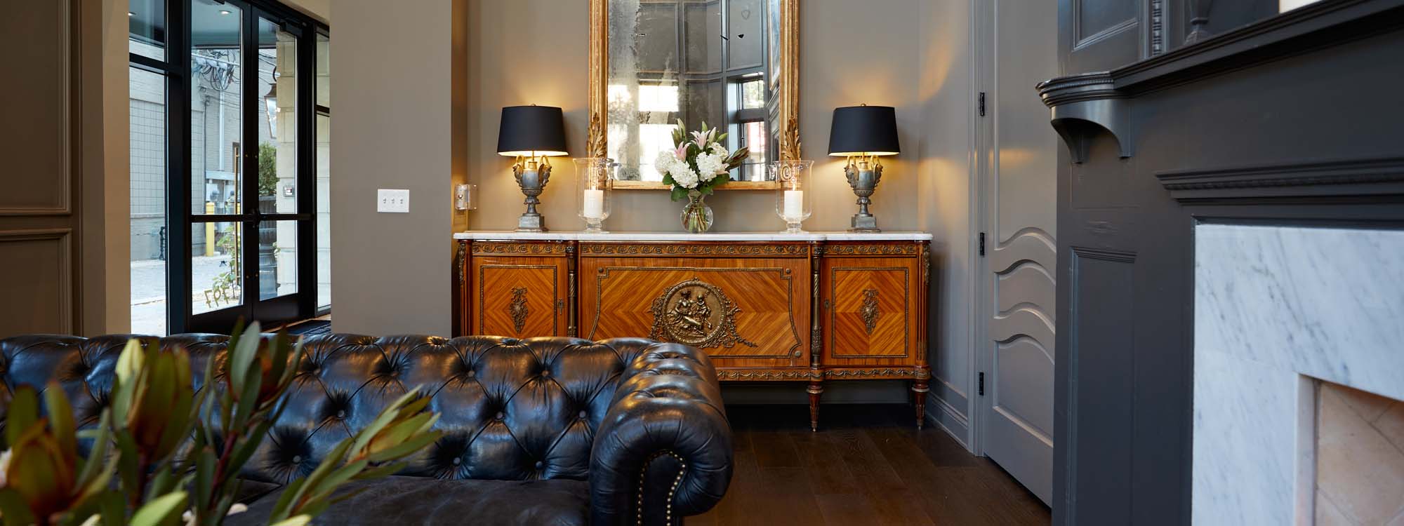 A couch and a mirror in a room.